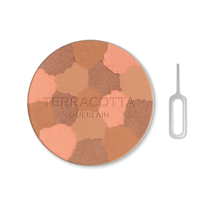 Refillable 10 g light bronzing powder in medium-warm shade, compact closed