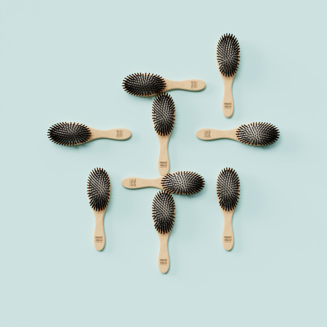 Lacquered beechwood paddle brush with boar bristles and nylon pins