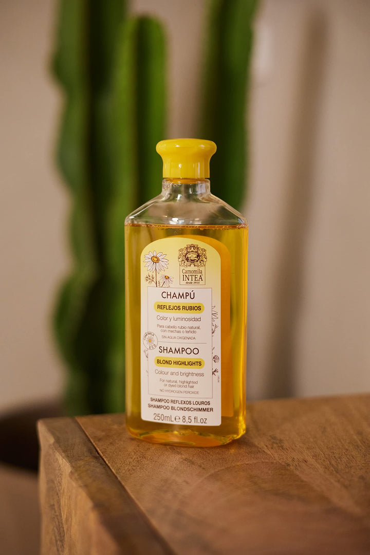250 ml chamomile shampoo bottle for light and blonde hair, clean white label
