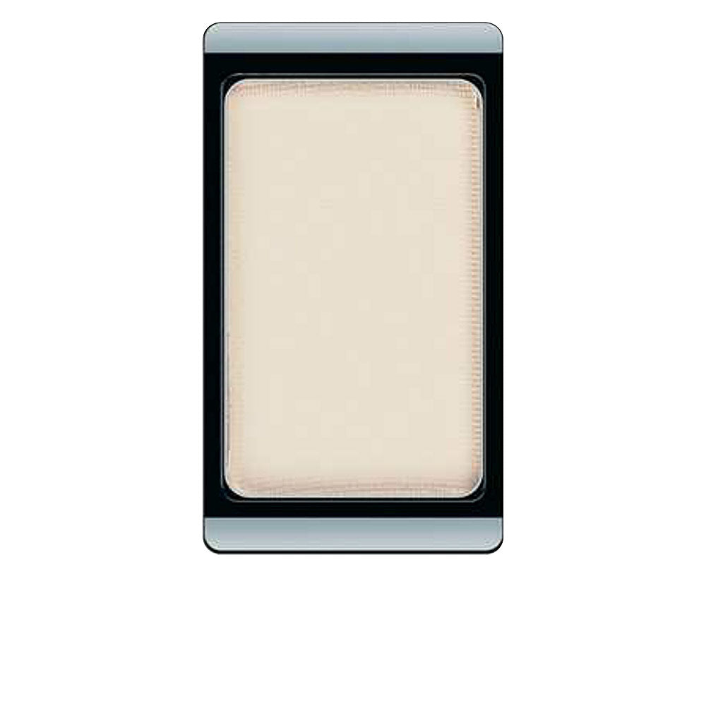 Compact matte vanilla-brown eyeshadow pan, 0.8 g, neutral finish